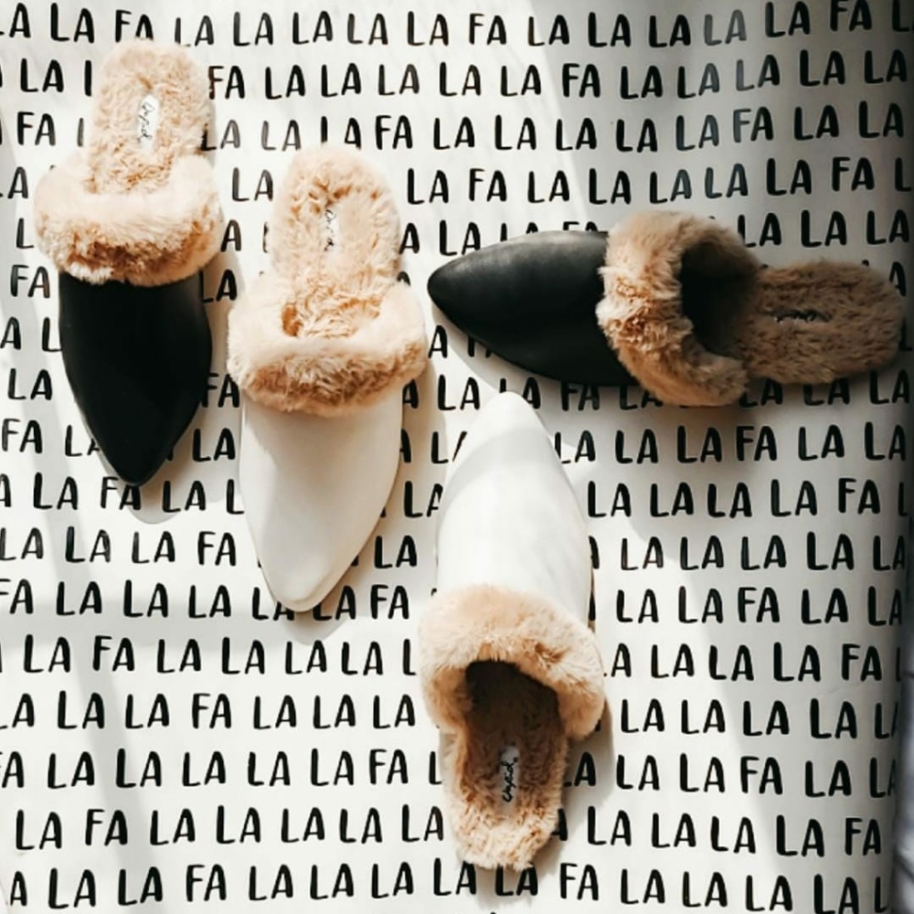 🚨HOLIDAY COLLECTION 🌲💫/Black fur flats - Picture 5 of 8